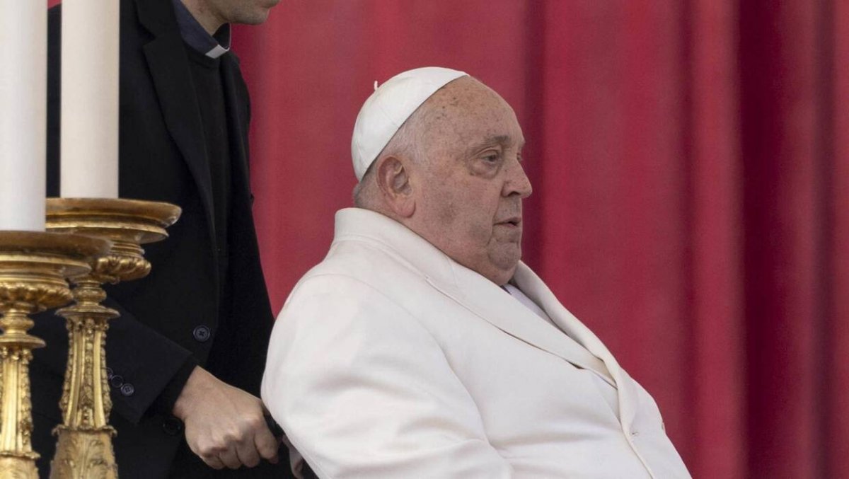 Stan zdrowia papieża uległ pogorszeniu. Świat niepokoi się i modli 