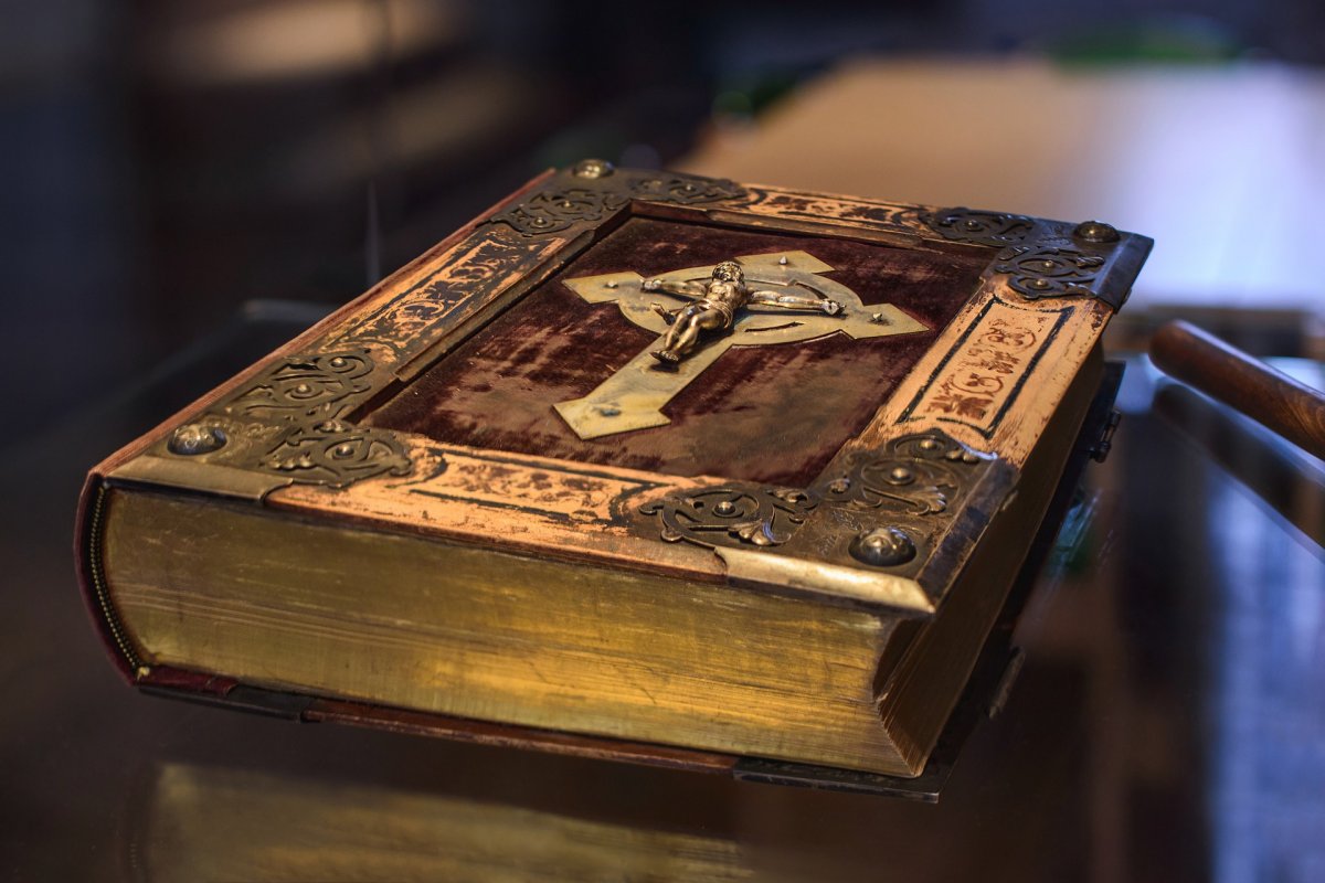 Biblia znów na topie – dlaczego młodzi coraz częściej sięgają po Pismo Święte?