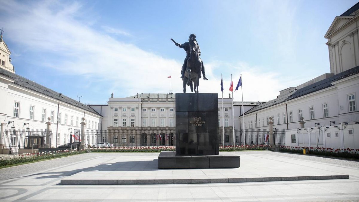 SONDAŻ. Sławomir Mentzen umacnia się na podium