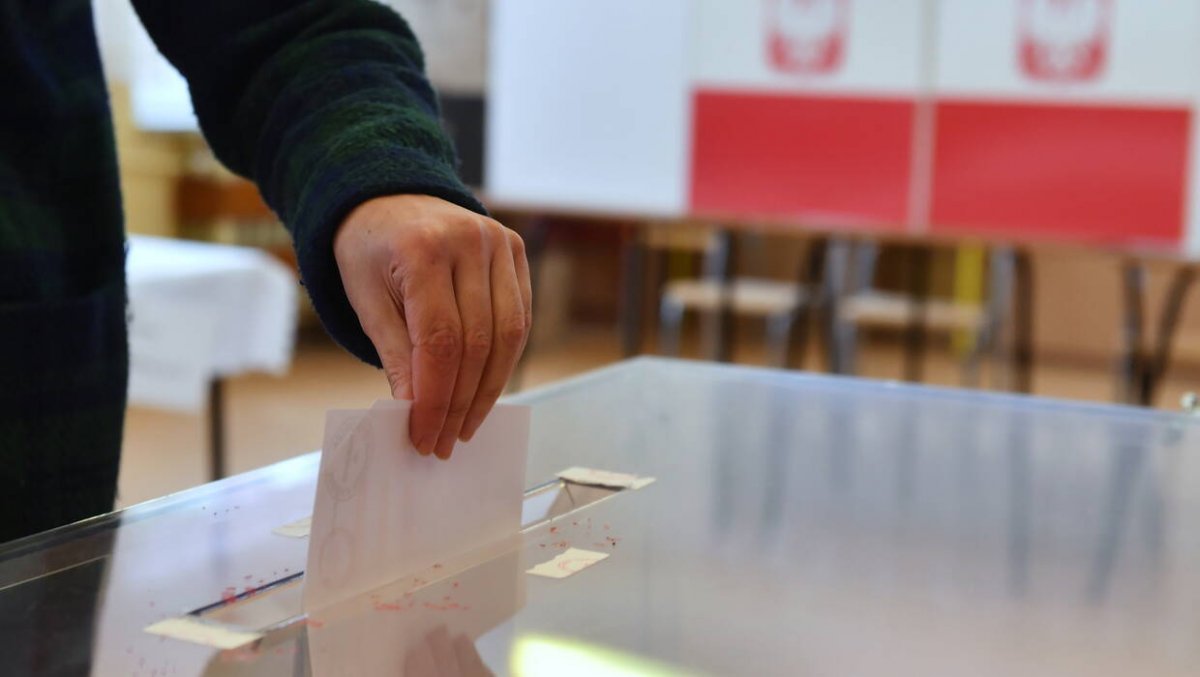 Na początku lutego największym poparciem - po 30 proc. - cieszą się ex aequo KO oraz PiS