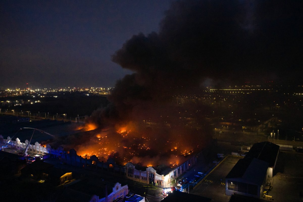 Trwa dogaszanie pożaru hali na gdańskiej Przeróbce