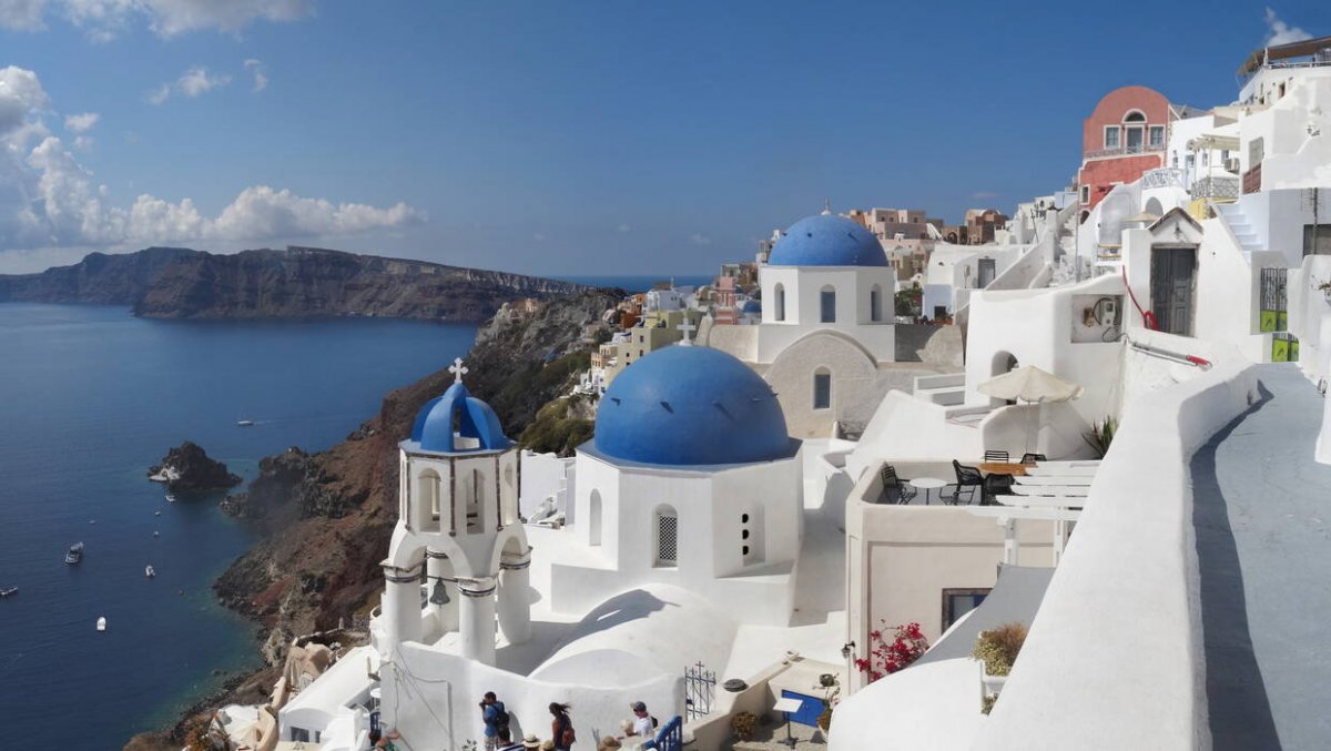 Tysiące osób opuszcza Santorini obawie przed trzęsieniem ziemi