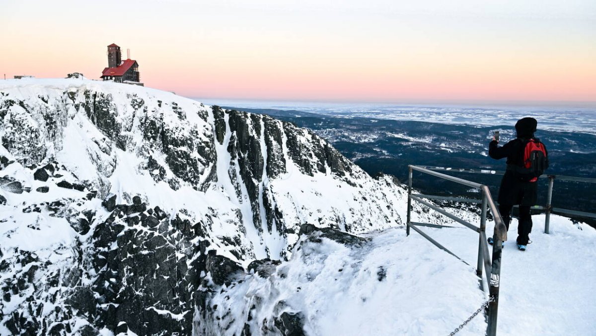 Trudne warunki w górach: turysta w Karkonoszach osunął się z krawędzi