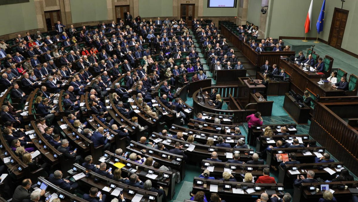 Na którą partię zagłosowaliby Polacy? Zmiana lidera. Najnowszy sondaż
