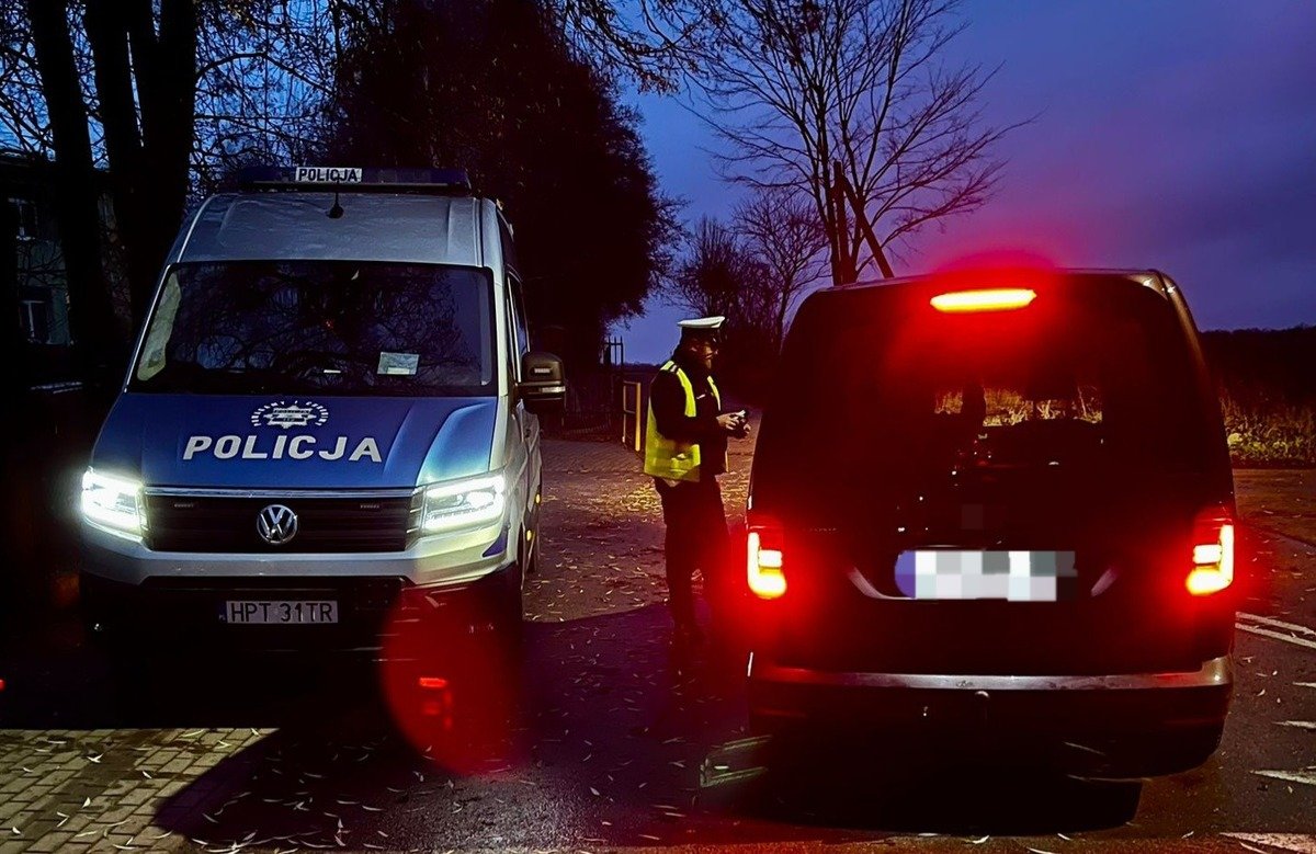 W ręce policji co roku trafia ponad 15 tysięcy nieodpowiedzialnych kierowców z zakazem prowadzenia pojazdów 
