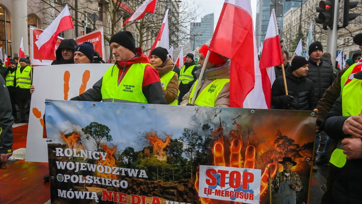 Protest rolników w Warszawie przeciw umowie z Mercosur, Zielonemu Ładowi, importowi z Ukrainy
