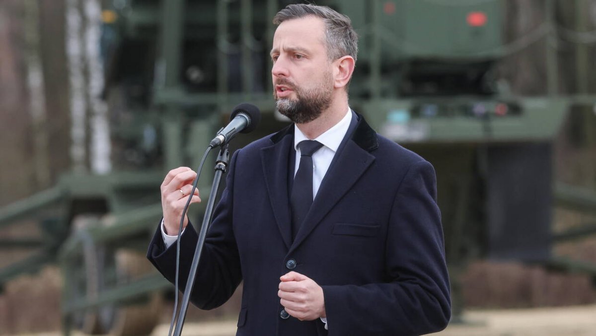 Szef MON: flagi UPA na polskich Rosomakach w Ukrainie to prowokacja
