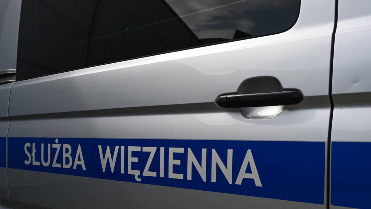Konwojowany mężczyzna jechał na rozprawę sądową. Wykrwawił się przed przyjazdem karetki 
