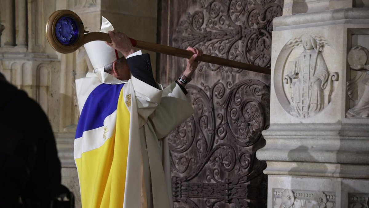 W odbudowanej katedrze Notre Dame rozpoczęła się pierwsza msza