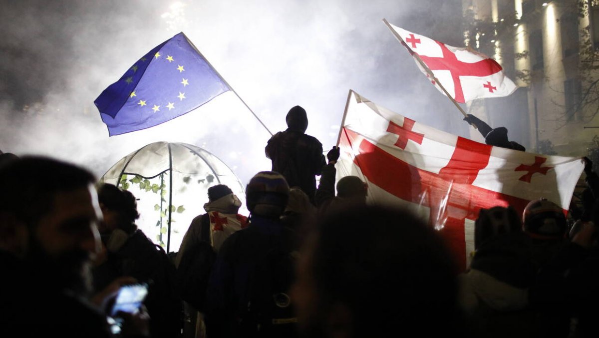 Tysiące proeuropejskich demonstrantów znów protestują przed parlamentem