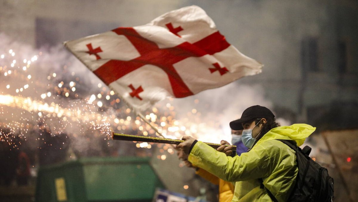 Gruzja: eskalacja protestów i atak na siedzibę rządzącej partii