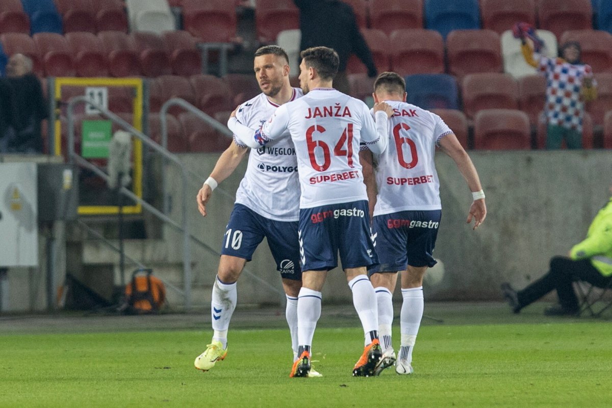 Kontrowersje wokół Lukasa Podolskiego: Zasłużona żółta kartka, ale to nie wszystko