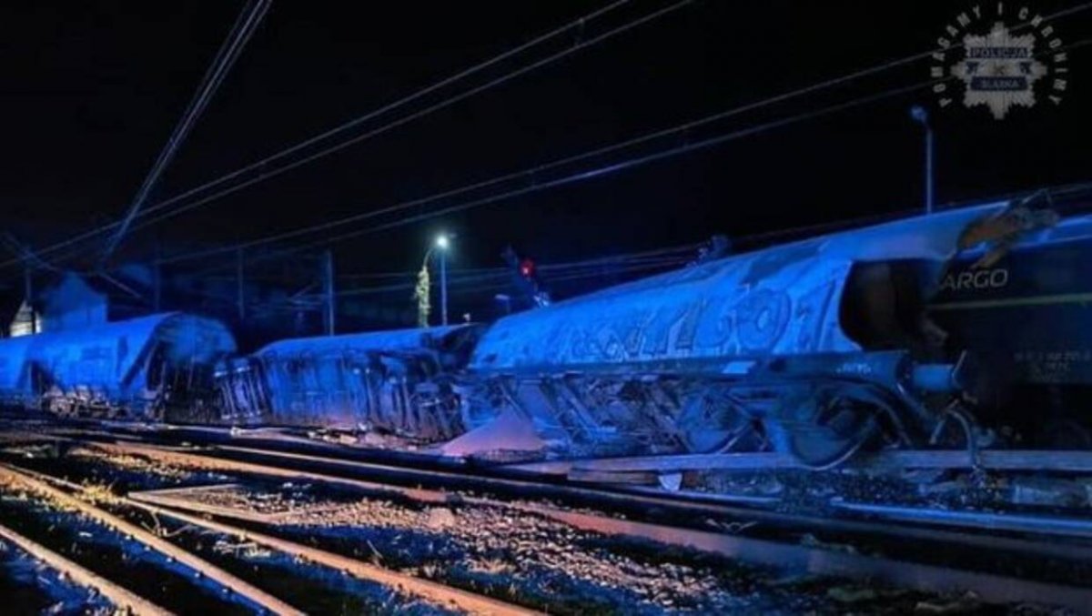 Zderzenie pociągów towarowych na Śląsku. Jeden z maszynistów trafił do szpitala
