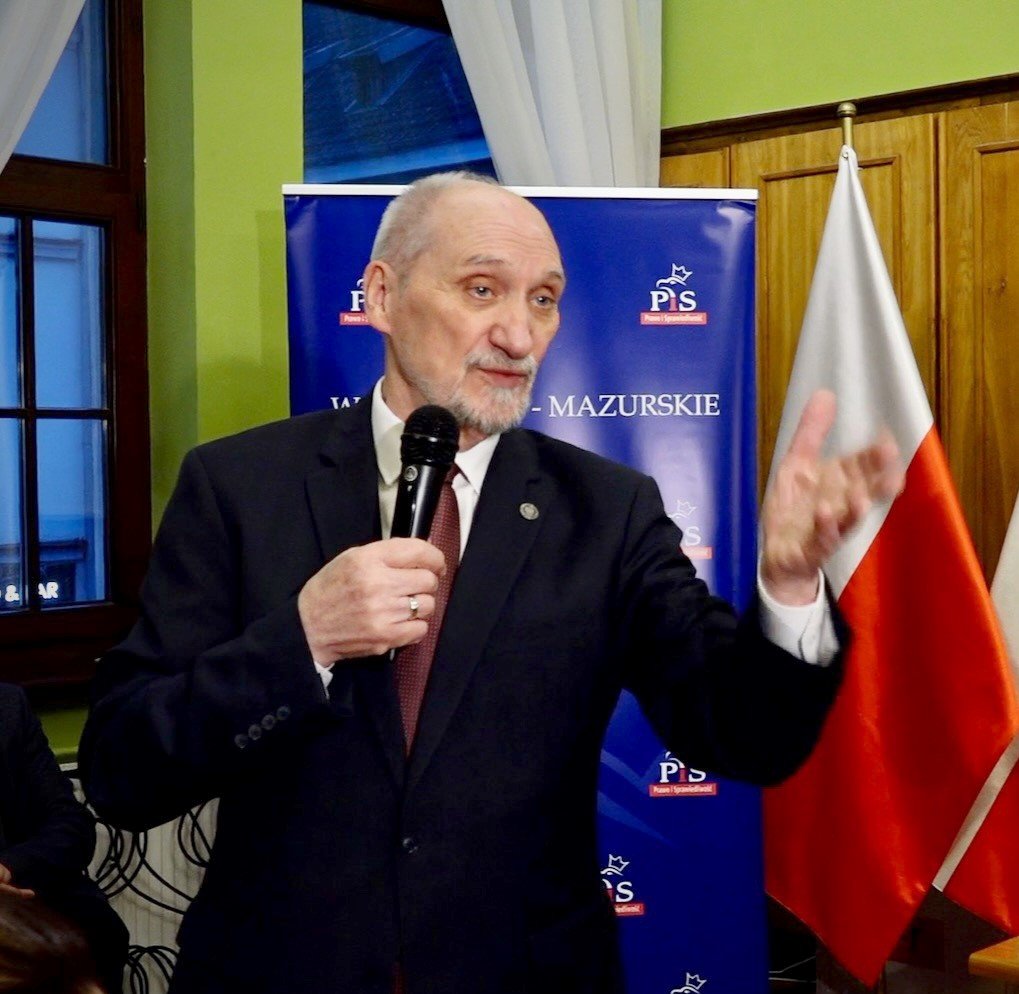 Rosyjskie wpływy w Polsce. Macierewicz odpowiada na zarzuty