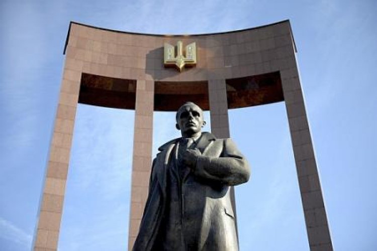 Węże wpełzają na cokoły. Czy Bandera już niegroźny? [FELIETON]
