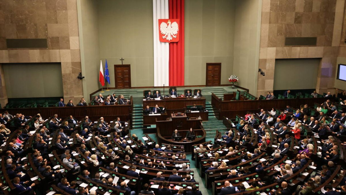 Kto dziś wygrałby wybory? Najnowszy sondaż
