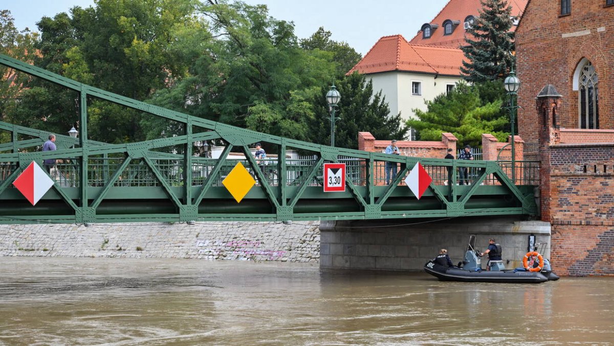 Fala powodziowa przechodzi przez Wrocław 