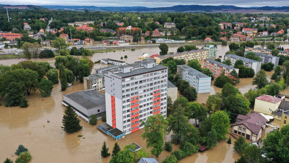 PCK, Caritas, siepomaga.pl, Warszawa i Gmina Kłodzko prowadzą zbiórki dla powodzian