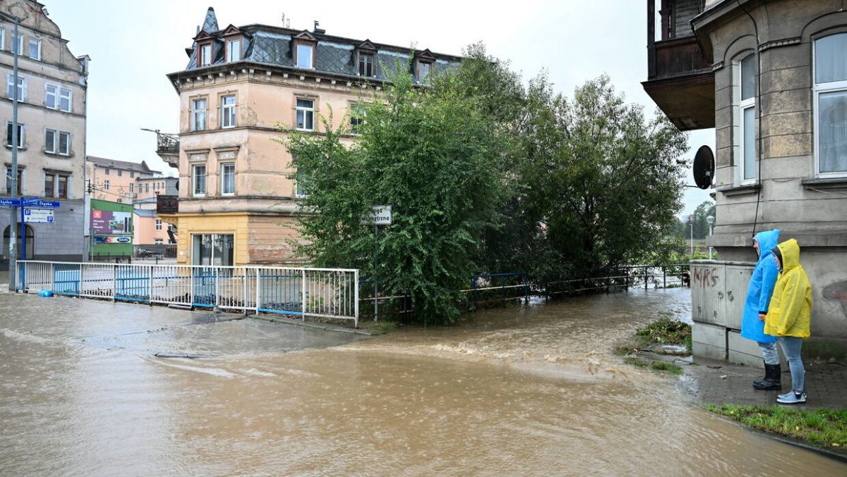 W Kłodzku ulice toną pod wodą. Ewakuowano mieszkańców