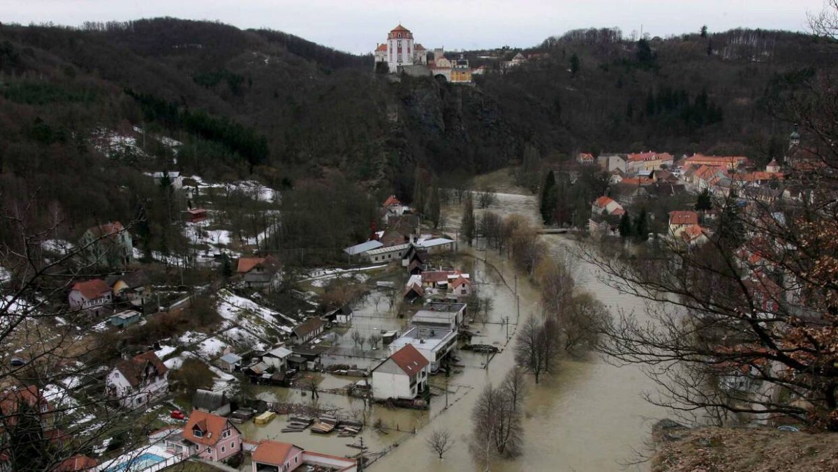 Rośnie poziom wód w rzekach. Woda zalała część Opawy