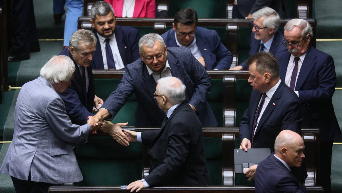 Wpłacaliby środki na partie, gdyby nie otrzymywały subwencji? Sondaż