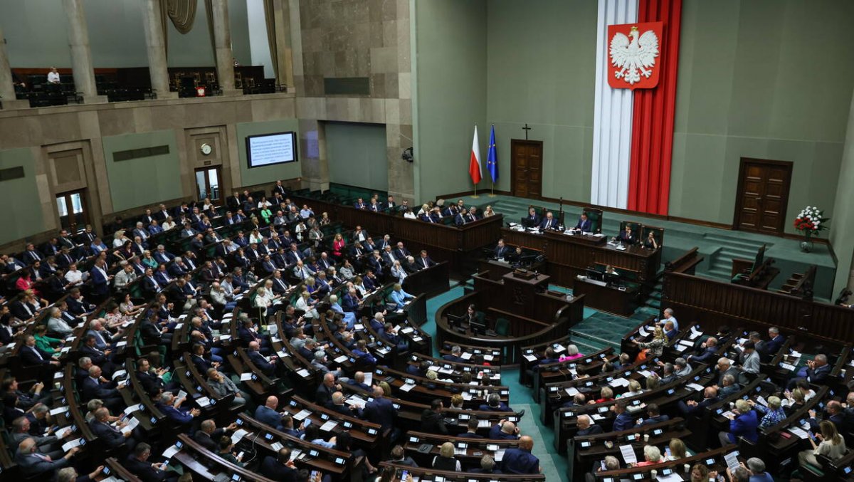 KO wyprzedza PiS – kto zajmuje trzecie miejsce? Nowy sondaż