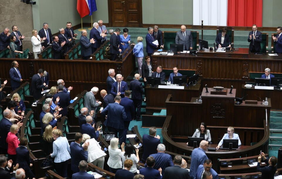 Najnowszy sondaż. PO prowadzi, PiS z największym wzrostem poparcia 