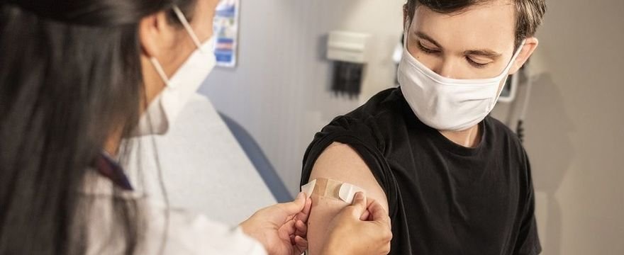 Szczepienie nastolatków od 17 maja. Jest warunek
