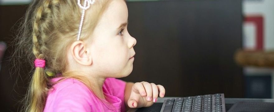 Komu nadal przysługuje dodatkowy zasiłek opiekuńczy? Został przedłużony

