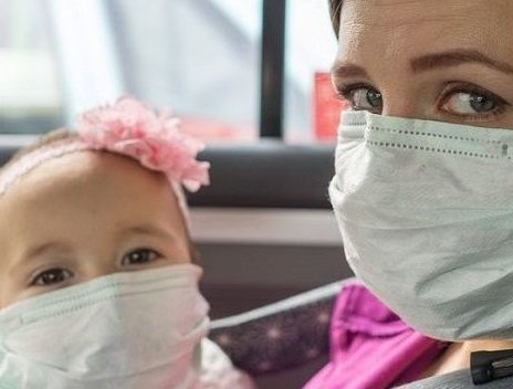 Kto z domowników zaraża się jako pierwszy – rodzice czy dzieci? Lekarze już wiedzą
