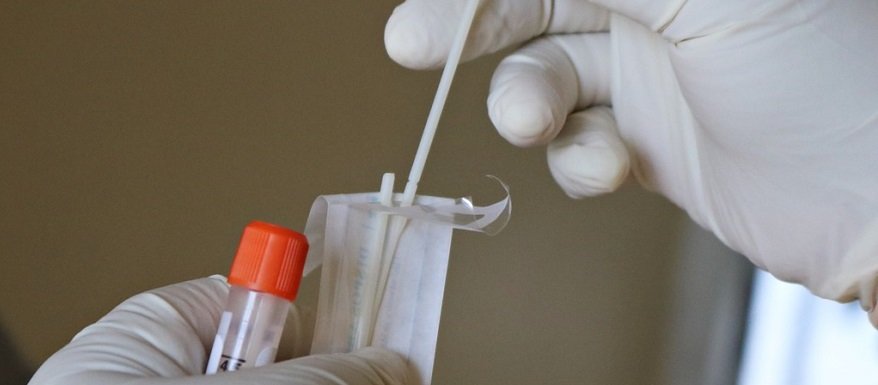 Utrata węchu i smaku w COVID-19 to objaw czy powikłanie po wymazie?

