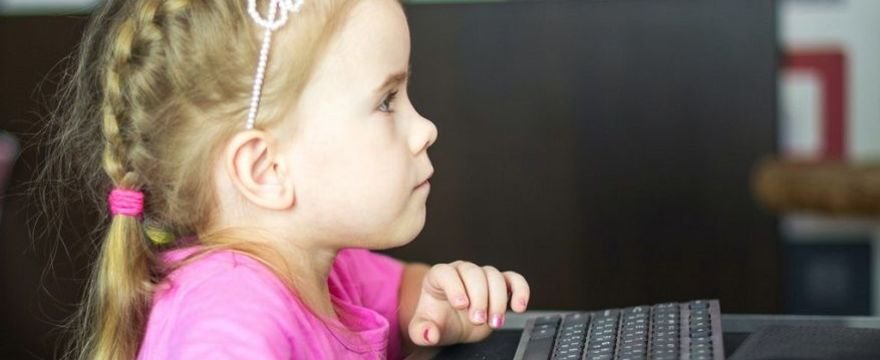 W jaki sposób małe dzieci uczą się angielskiego – mamo musisz to wiedzieć!
