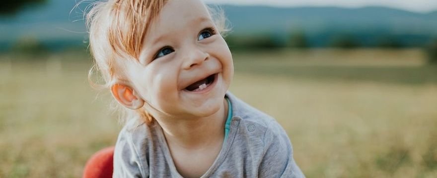Kiedy dziecku rosną zęby? Harmonogram ZĄBKOWANIA

