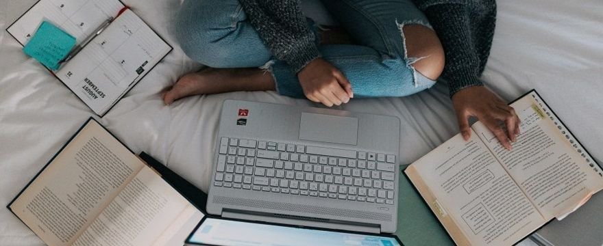 Koronawirus: Coraz więcej szkół i przedszkoli pracuje w modelu mieszanym!
