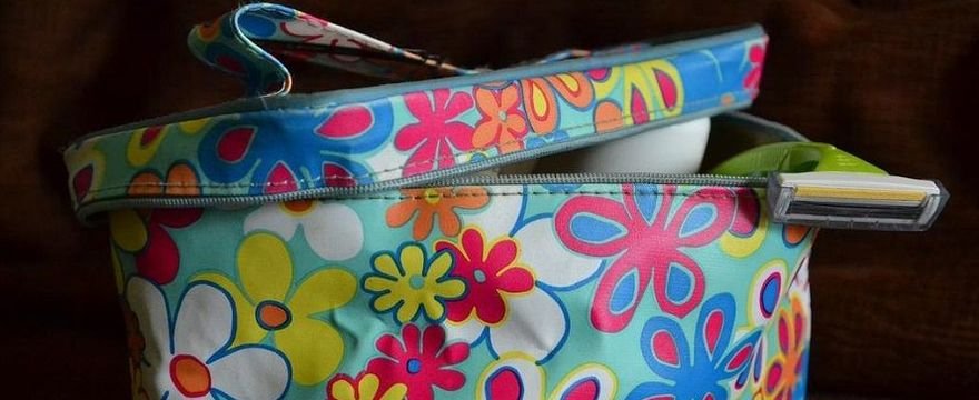 Wakacyjna kosmetyczka, czyli co mama zawsze ma przy sobie na urlopie
