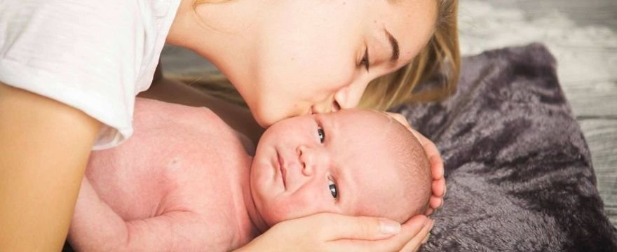 Potówki u dziecka - jak wyglądają i czy są groźne? Domowe sposoby na potówki
