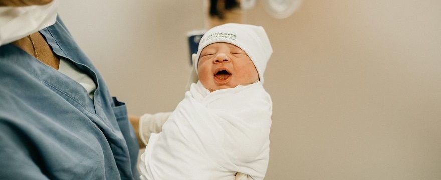 Poród brzuszny - na czym polega poród francuski?
