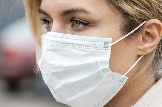 Jak uszyć maseczkę na twarz? Prosta instrukcja DIY
