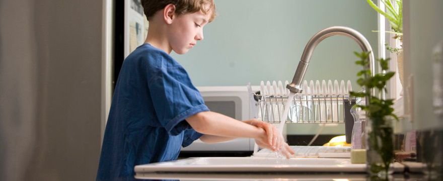 Jak rozmawiać z dzieckiem o kornawirusie? 5 ważnych zasad dla RODZICA
