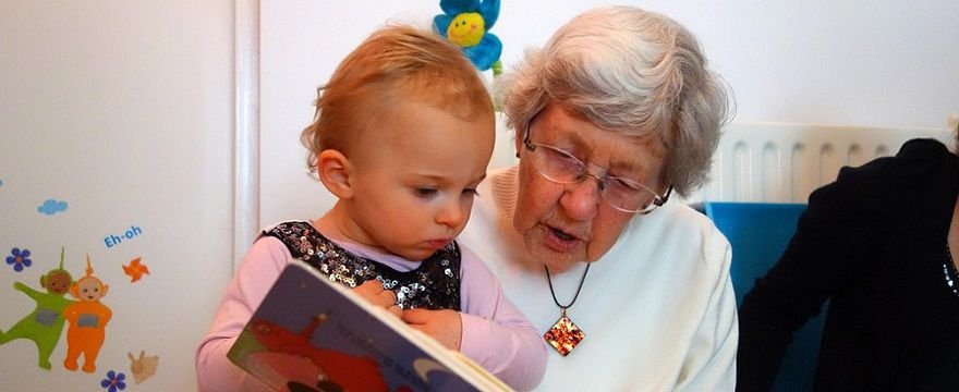 Babcia na etacie-nianią własnego wnuka? Dobry pomysł?