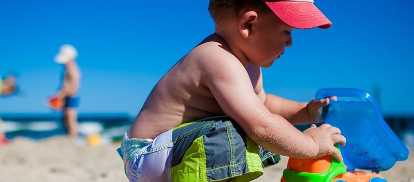 Pierwsza plaża z niemowlakiem: must have mamy i dziecka
