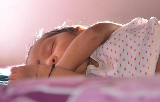 Jak ubrać noworodka w upał? Zasady spacerowania z maluchem w upał