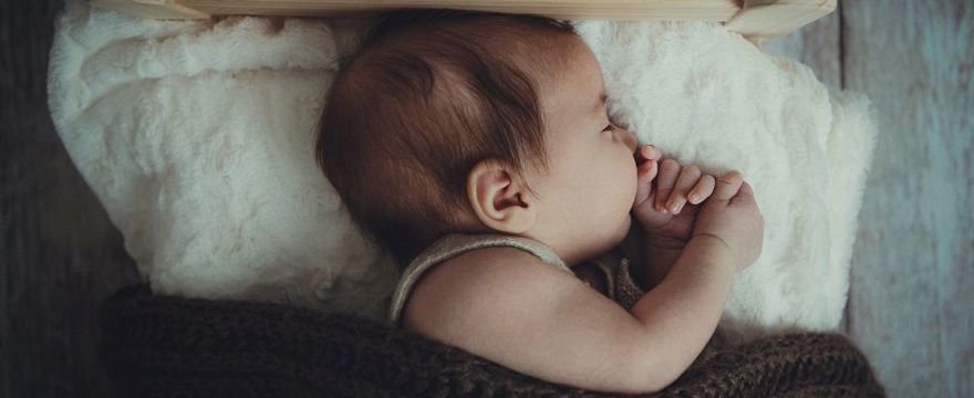 Co podawać na przeziębienie u dziecka? Domowe i naturalne sposoby