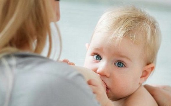 Karmienie piersią: pakiet startowy na pierwsze doby z noworodkiem