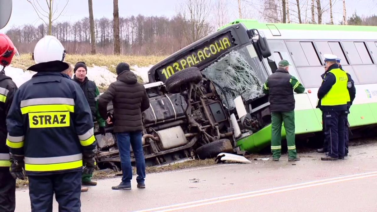 Wypadek autobusu i osobówki pod Białymstokiem. Pięcioro dzieci trafiło do szpitala