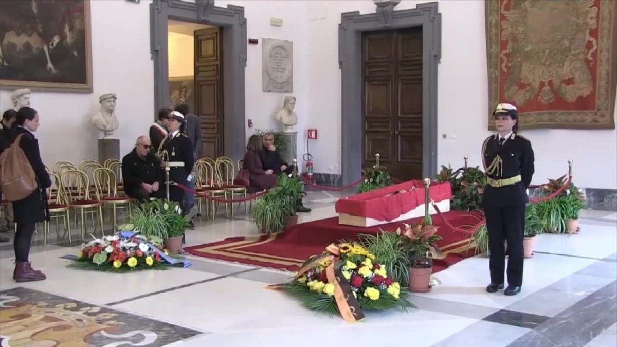 Trumna z ciałem reżysera Bertolucciego wystawiona w ratuszu w Rzymie