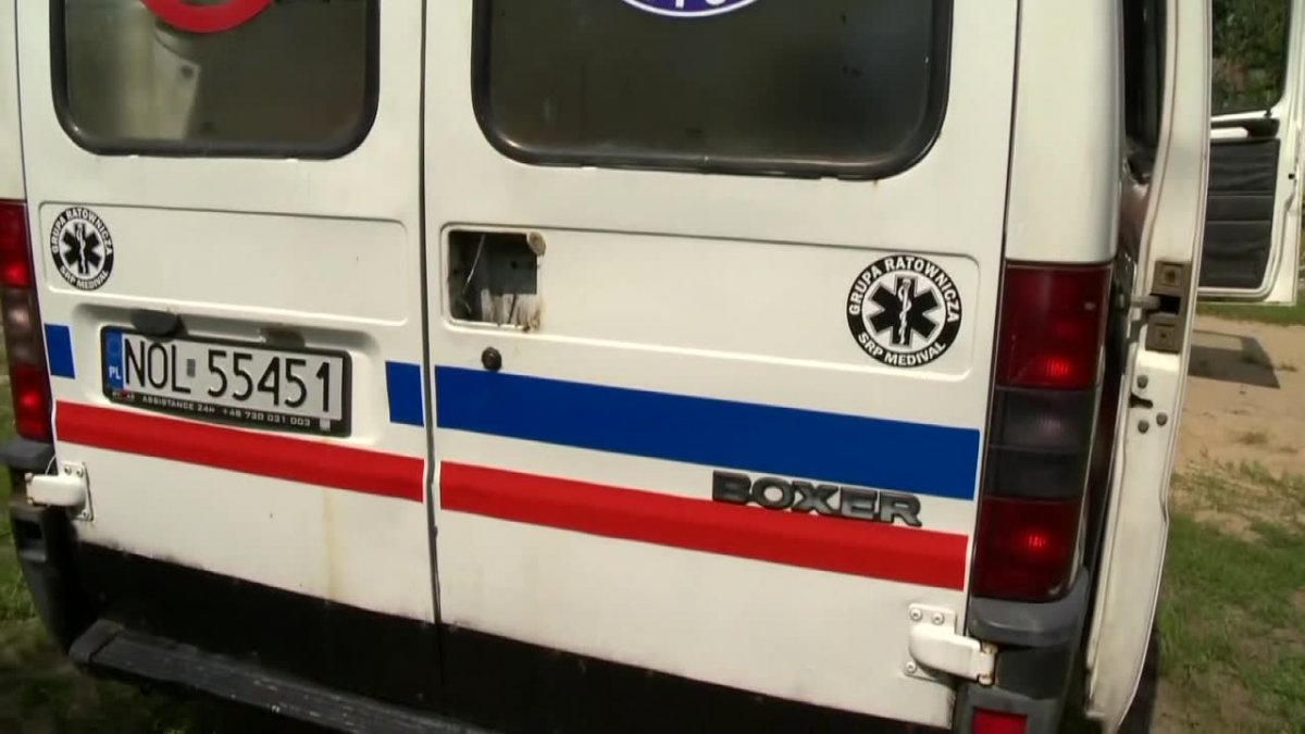 Okradli i zdewastowali ambulans w Białymstoku. 