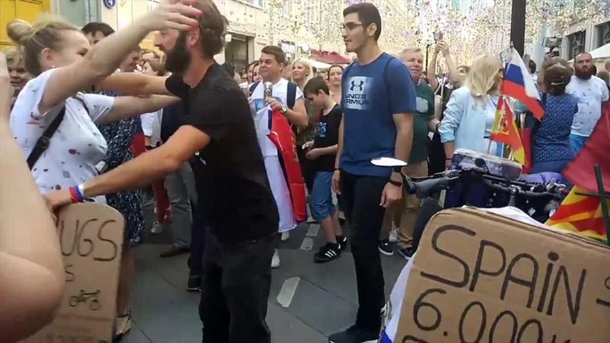 Przejechał rowerem ponad 12 tys. kilometrów, a po drodze przytulił ponad 10 tysięcy osób. Nietypowe hobby kibica reprezentacji Hiszpanii