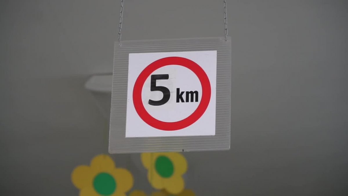 Ograniczenie prędkości do 5 km/h… na korytarzu podlaskiej szkoły. 