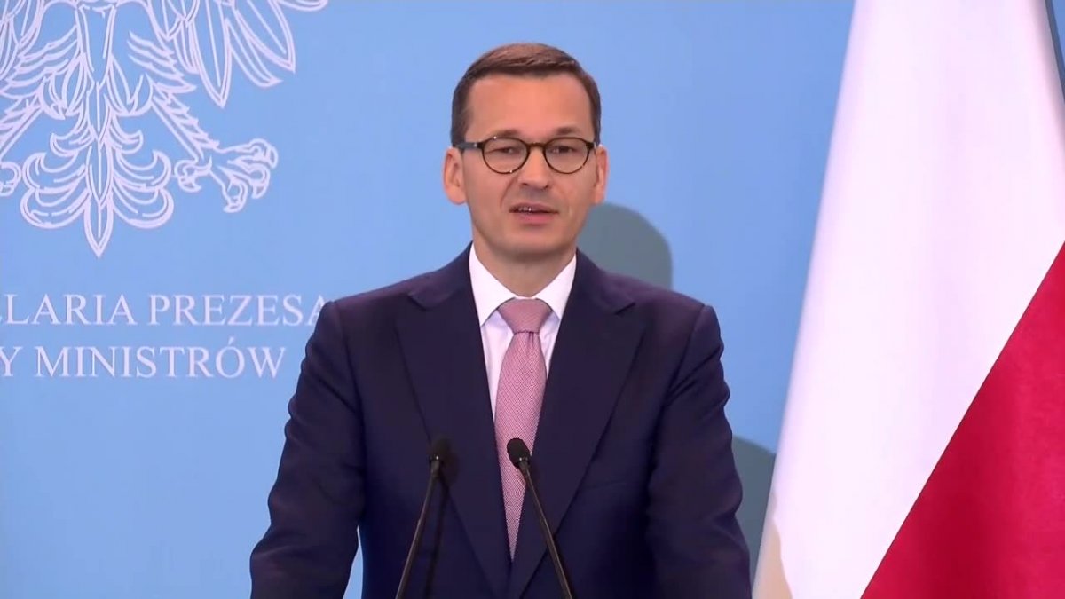 Ulotki z wizerunkiem Morawieckiego w szkołach. 